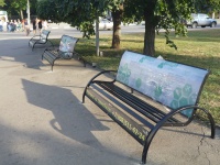 Новые скамейки на площади у ГДК
