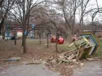 Разбитые аттракционы в городском парке Разбитые аттракционы в городском парке