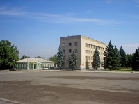 Администрация города Азова. Донхлеббанк (слева).