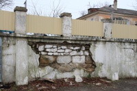 Стена двора
