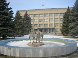 Фонтан перед зданием администрации города Азова