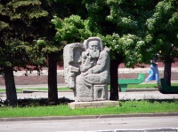  Скульптура возле школы N1