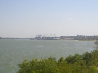Река Дон. Вдали виден Азовский морской порт и город Азов