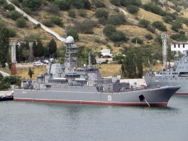 Большой десантный корабль "Азов" у причала (фото А.Бричевский, 26 июня 2010 г.)