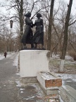  Скульптура при входе в парк