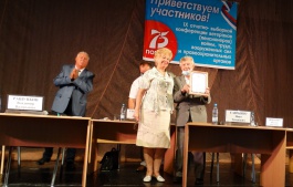 Заместитель председателя областной организации ветеранов Н.П. Никитина вручила И.Т. Савченко почётную грамоту