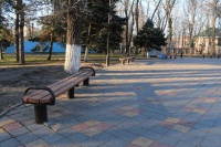 Скамейки возле фонтана в городском парке