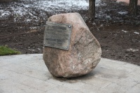 Памятный камень на месте кладбищенской церкви