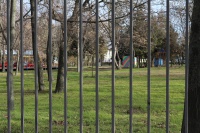 Территория парка за забором