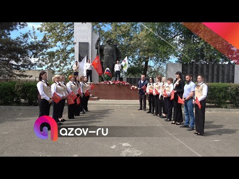 Сотрудники МФЦ возложили цветы к мемориалу "Павшим за Родину"